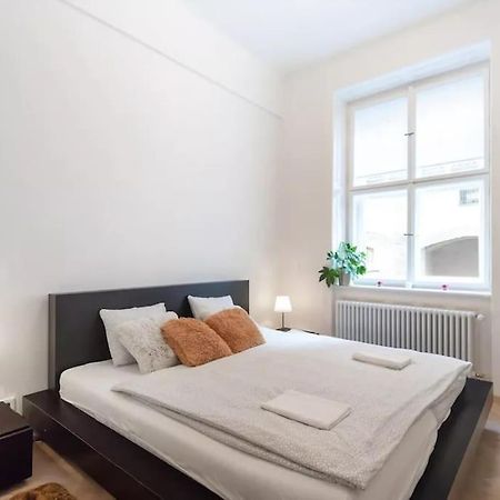 Luxury Apartment On Old Town Square Прага Екстер'єр фото