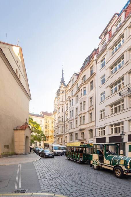 Luxury Apartment On Old Town Square Прага Екстер'єр фото
